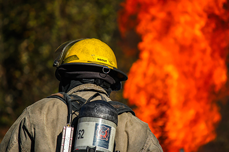Private firefighter applying GraphGel™ to home exteriors before a wildifre Private firefighter applying GraphGel™ to home exteriors before a wildifre